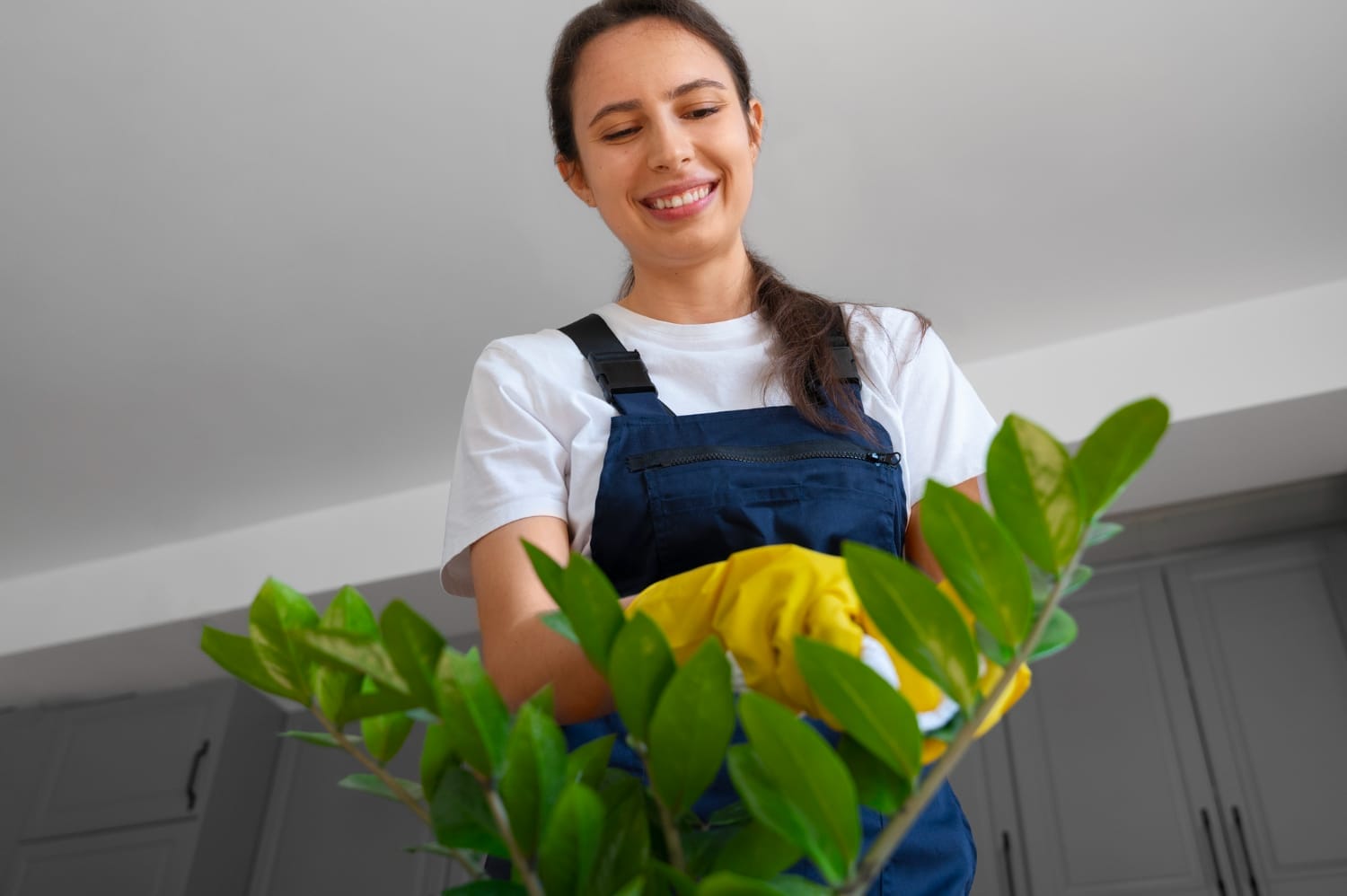 Chica de limpieza empresarial